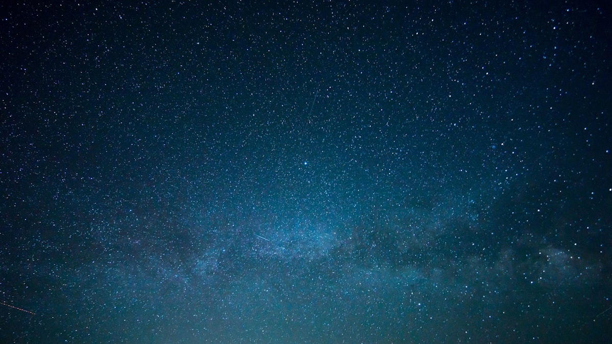 Euclid pozoruje miliardy galaxií, aby z jejich tvarů odhalil rozložení neviditelné temné hmoty.