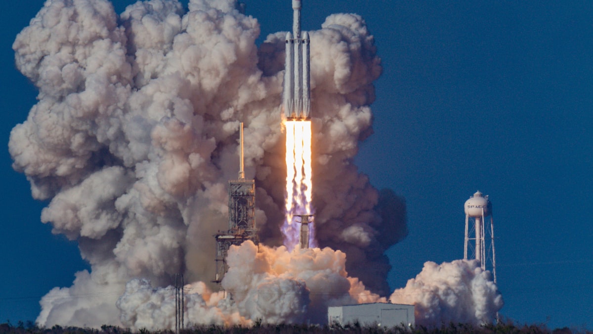 Kazdy start nejvetsi rakety sveta je ohnivou podivanou, ktera posouva hranice toho, co dokazeme.